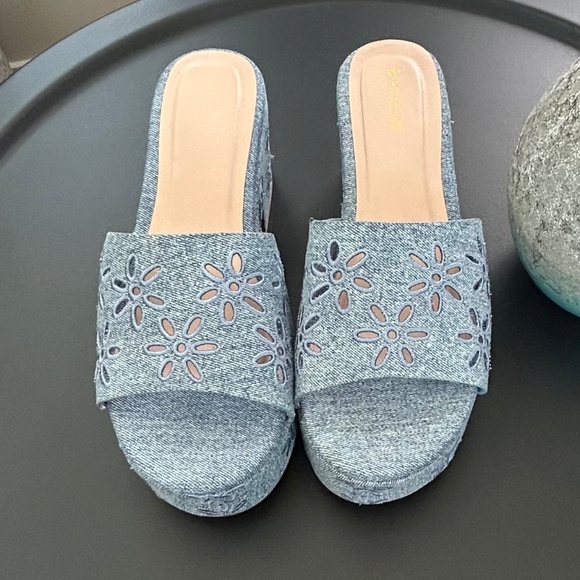 NEW! Denim Flower Sandals (Size 8.5) - Picture 1 of 4